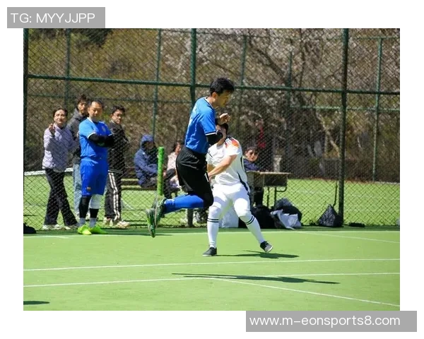 足球赛场上的激情与欢呼让我们一起感受比赛的魅力与团队的精神